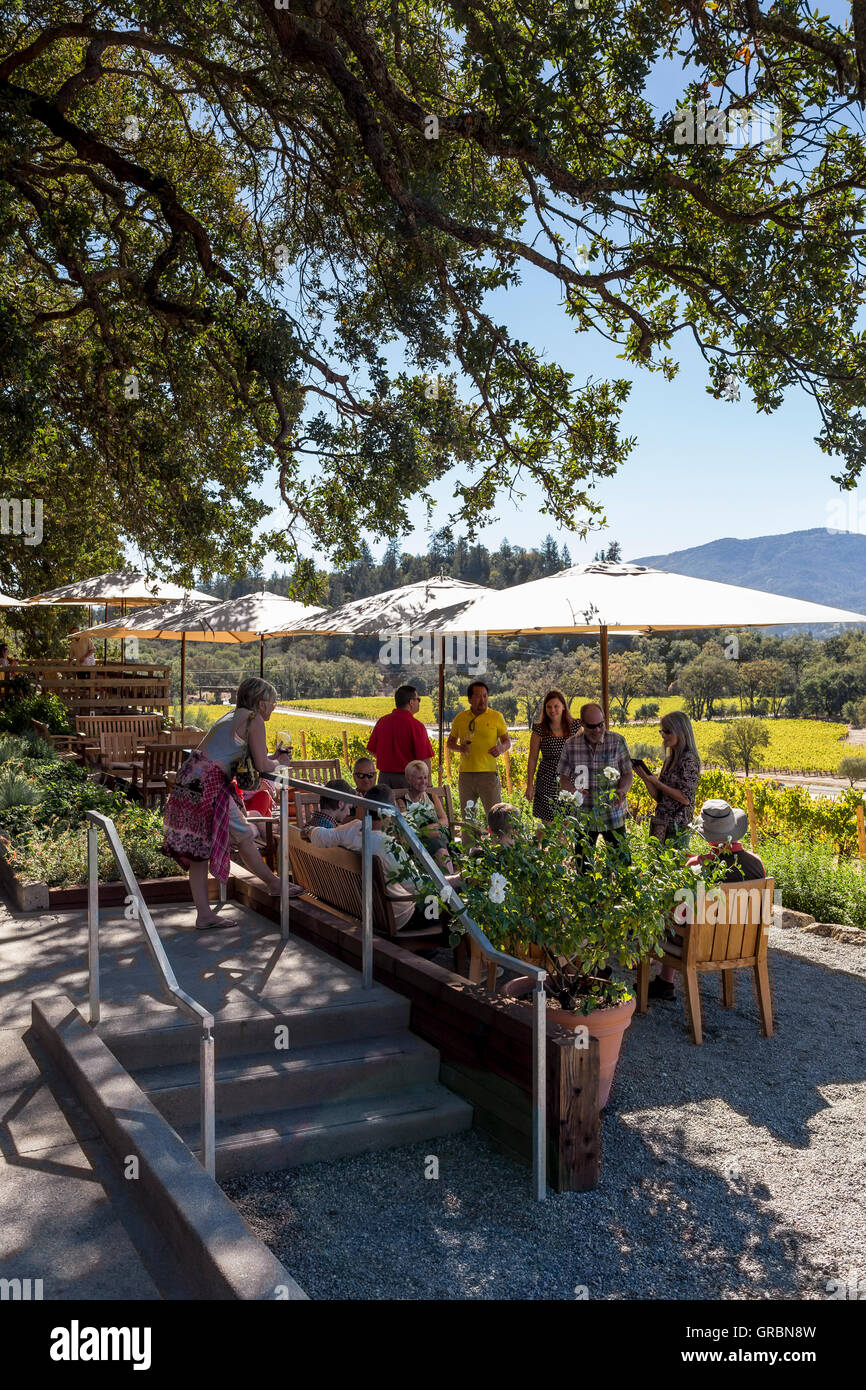 Les gens, les touristes, dégustation de vin, dégustation de vin assis, terrasse extérieure, salle de dégustation, Joseph Phelps Vineyards, Saint Helena, Napa Valley, Californie Banque D'Images