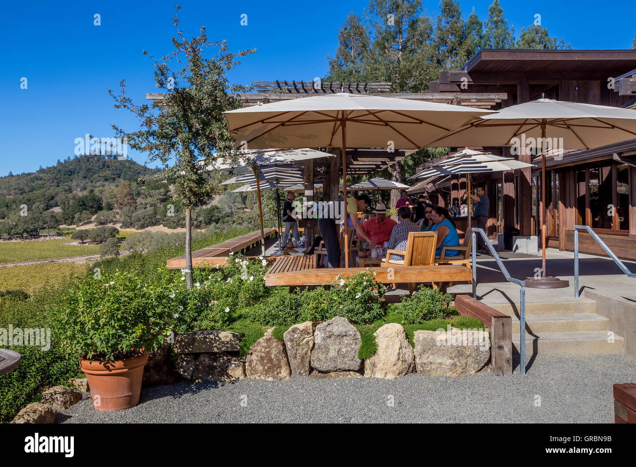 Les gens, les touristes, dégustation de vin, dégustation de vin assis, terrasse extérieure, salle de dégustation, Joseph Phelps Vineyards, Saint Helena, Napa Valley, Californie Banque D'Images