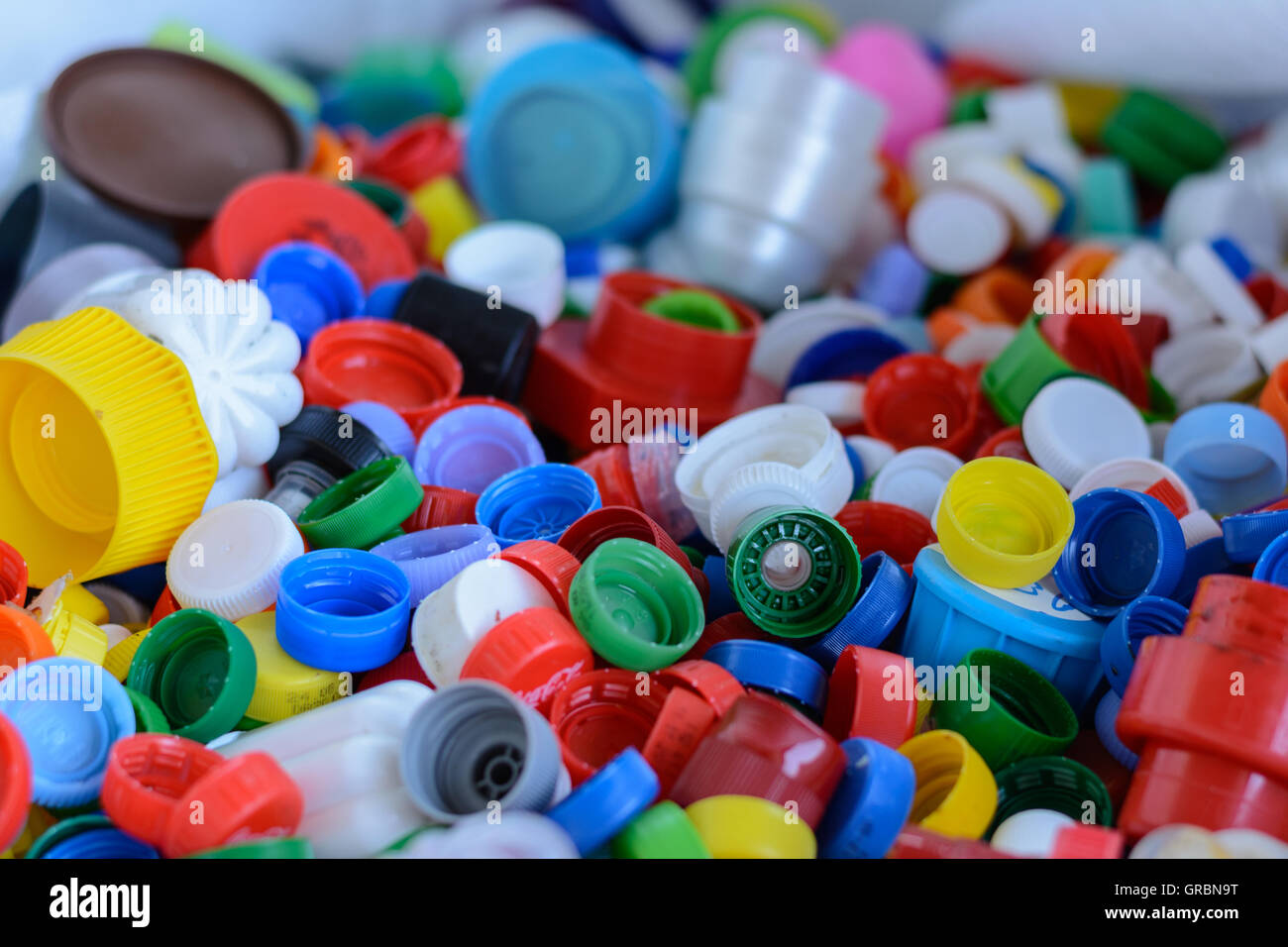 Le recyclage - Des bouchons à vis pour des flacons en plastique PET - Recyclage Banque D'Images