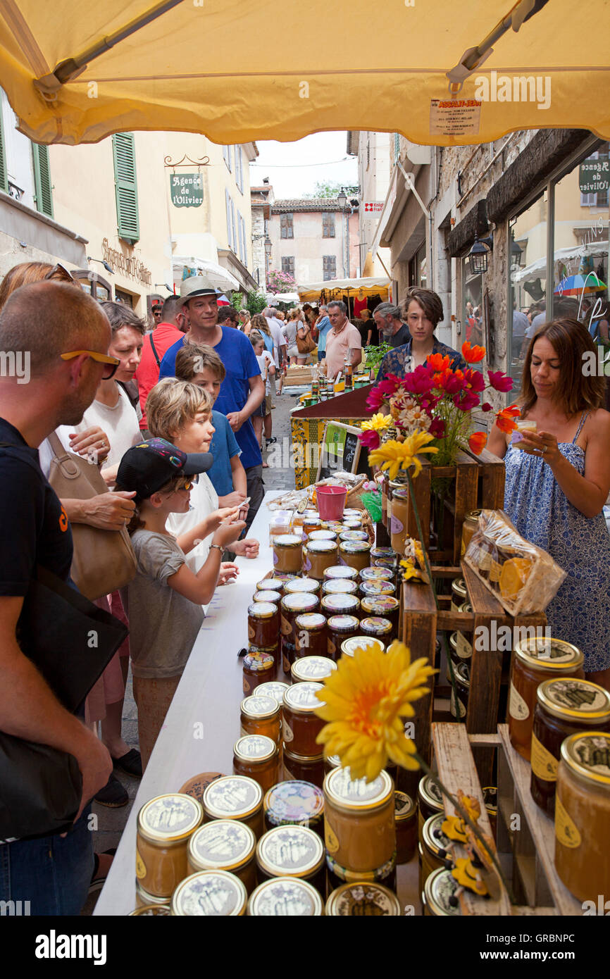 Scène de marché de rue à Valbonne, Grasse, France Banque D'Images