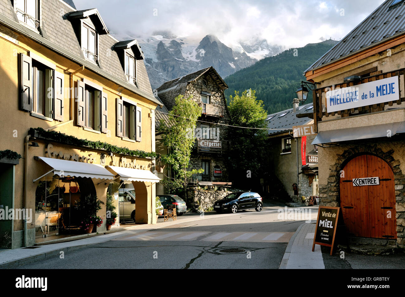 Street View dans la Grave avec très vieille maison de Pierre, Alpes, France Banque D'Images