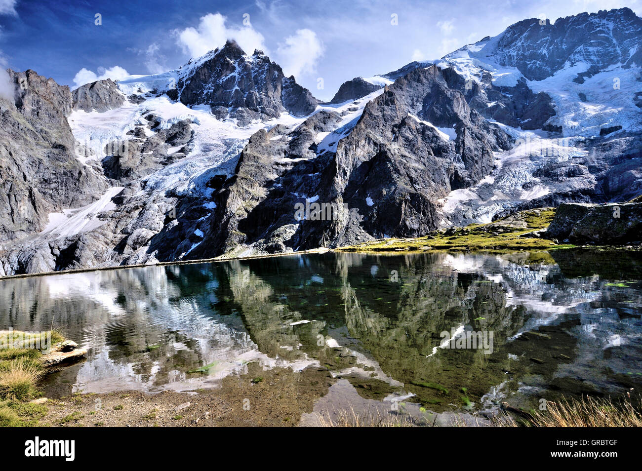 Vue panoramique sur les Glaciers de La Meije, lac artificiel sur la moitié de la hauteur, Alpes, France Banque D'Images