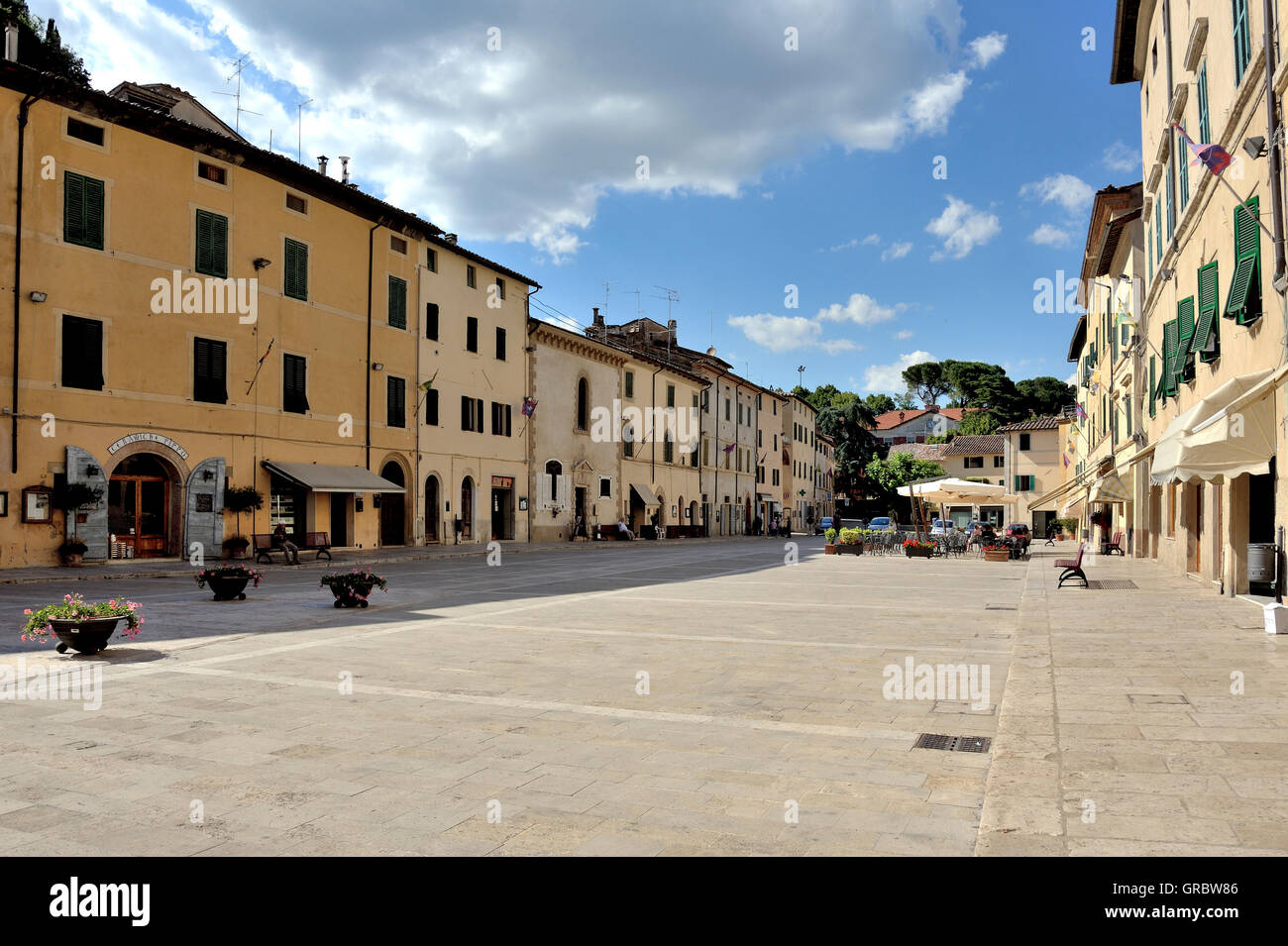 Grande Place avec ramé Maisons Dans Cetona, Toscane, Toscane, Italie Photo  Stock - Alamy