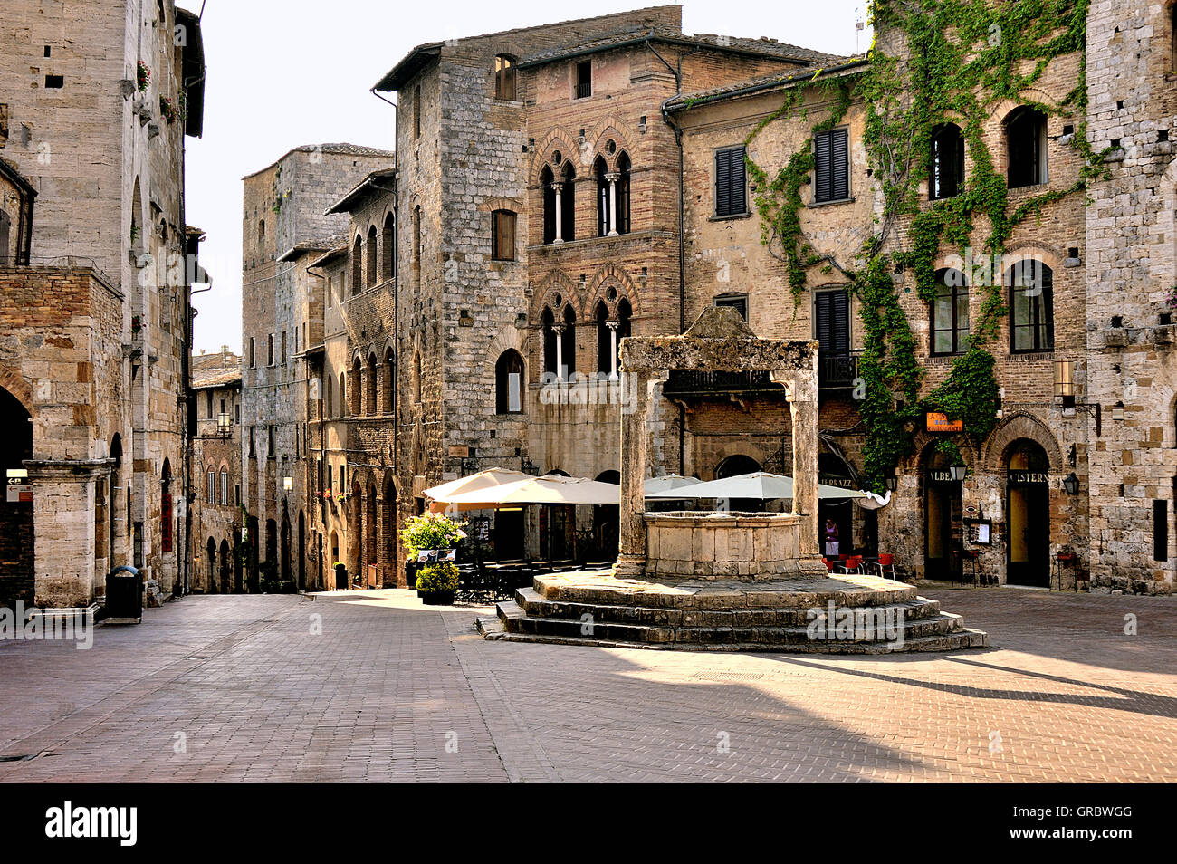 Paysage de la Piazza della Cisterna à San Gimignano, éclairé par le soleil du matin, Toscane, Italie Banque D'Images