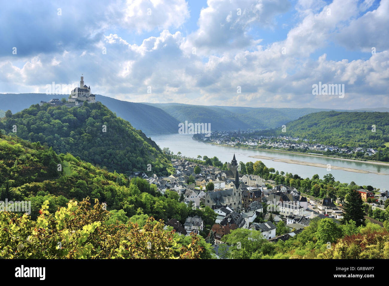 La ville, le château de Marksburg Braubach et les gorges du Rhin, Vallée du Haut-Rhin moyen, Allemagne Banque D'Images