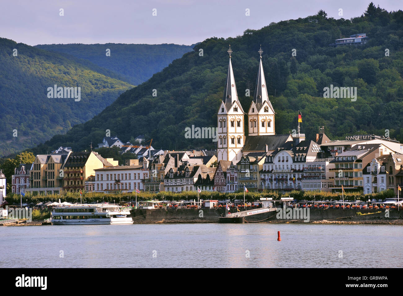 Ville Boppard et sa jetée à la Banque du Rhin dans la lumière du soir, Vallée du Haut-Rhin moyen, Allemagne Banque D'Images