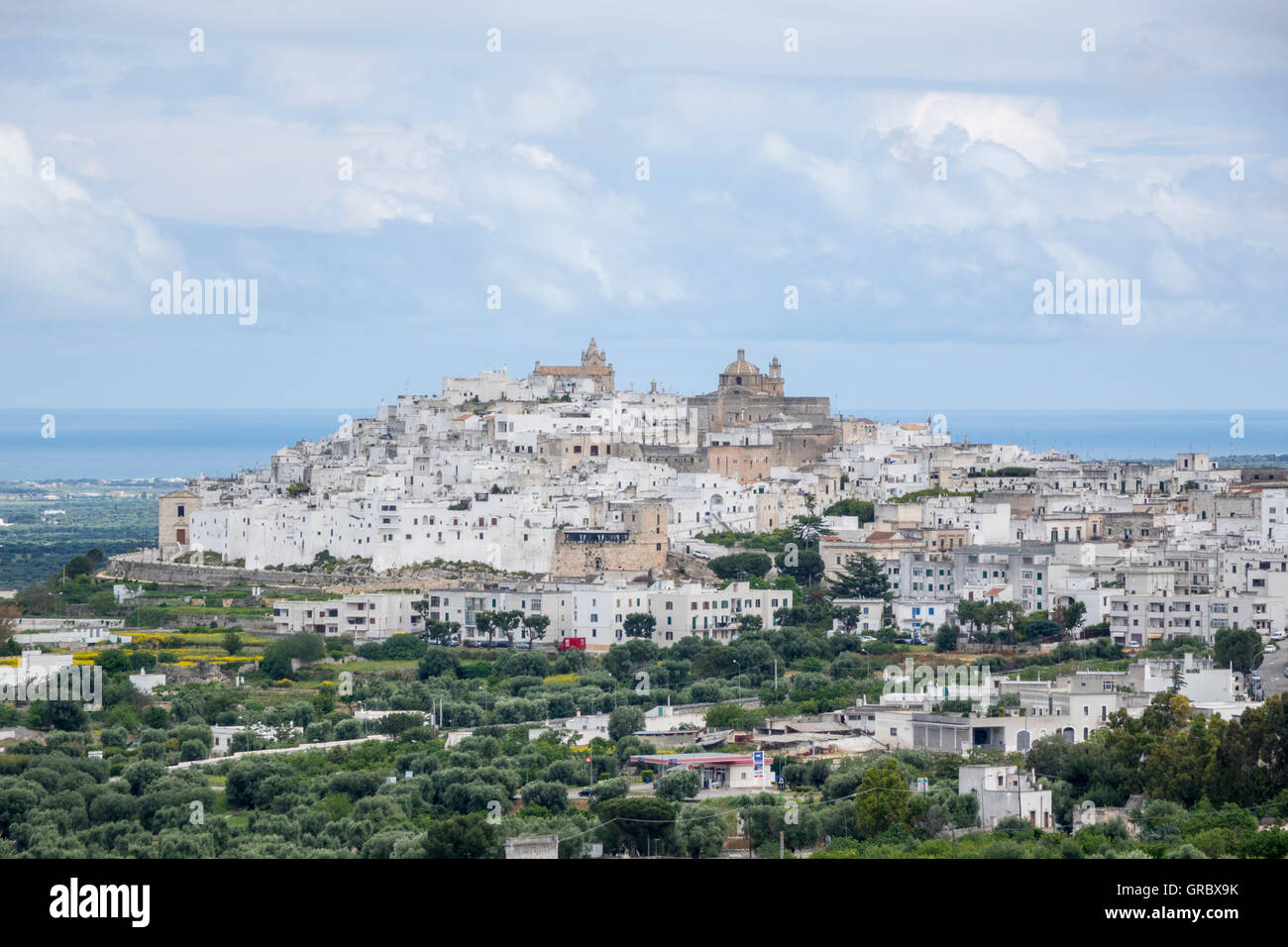 Vue sur Ostuni, la Ville Blanche, avec la Cathédrale et l'église Baroque Santa Maddalena,Pouilles Italie Banque D'Images