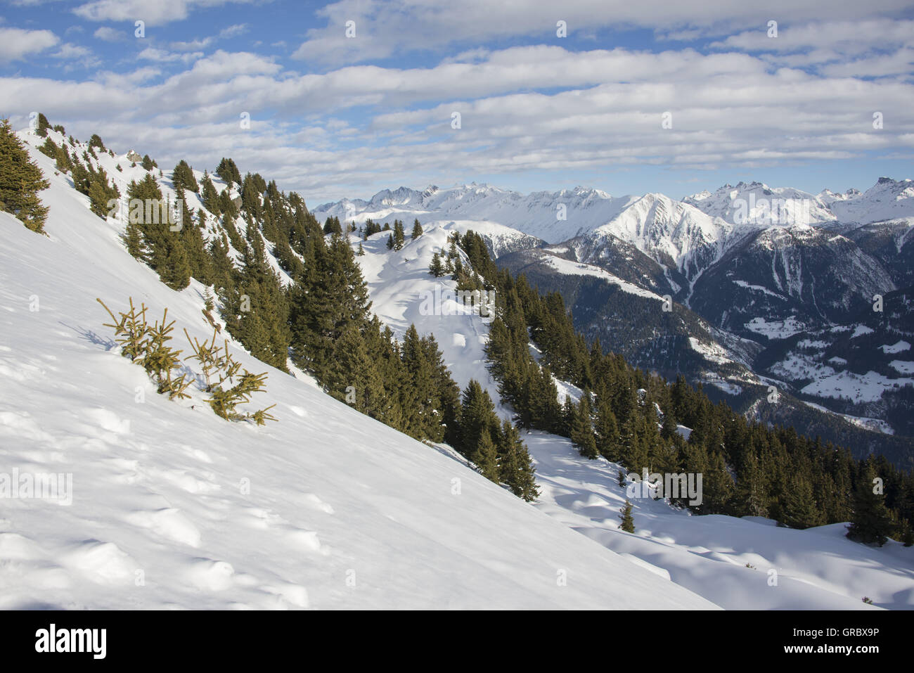 Le paysage dans le Valais Hiver, ciel bleu, les petits nuages blancs, montagnes neige dans le contexte Banque D'Images