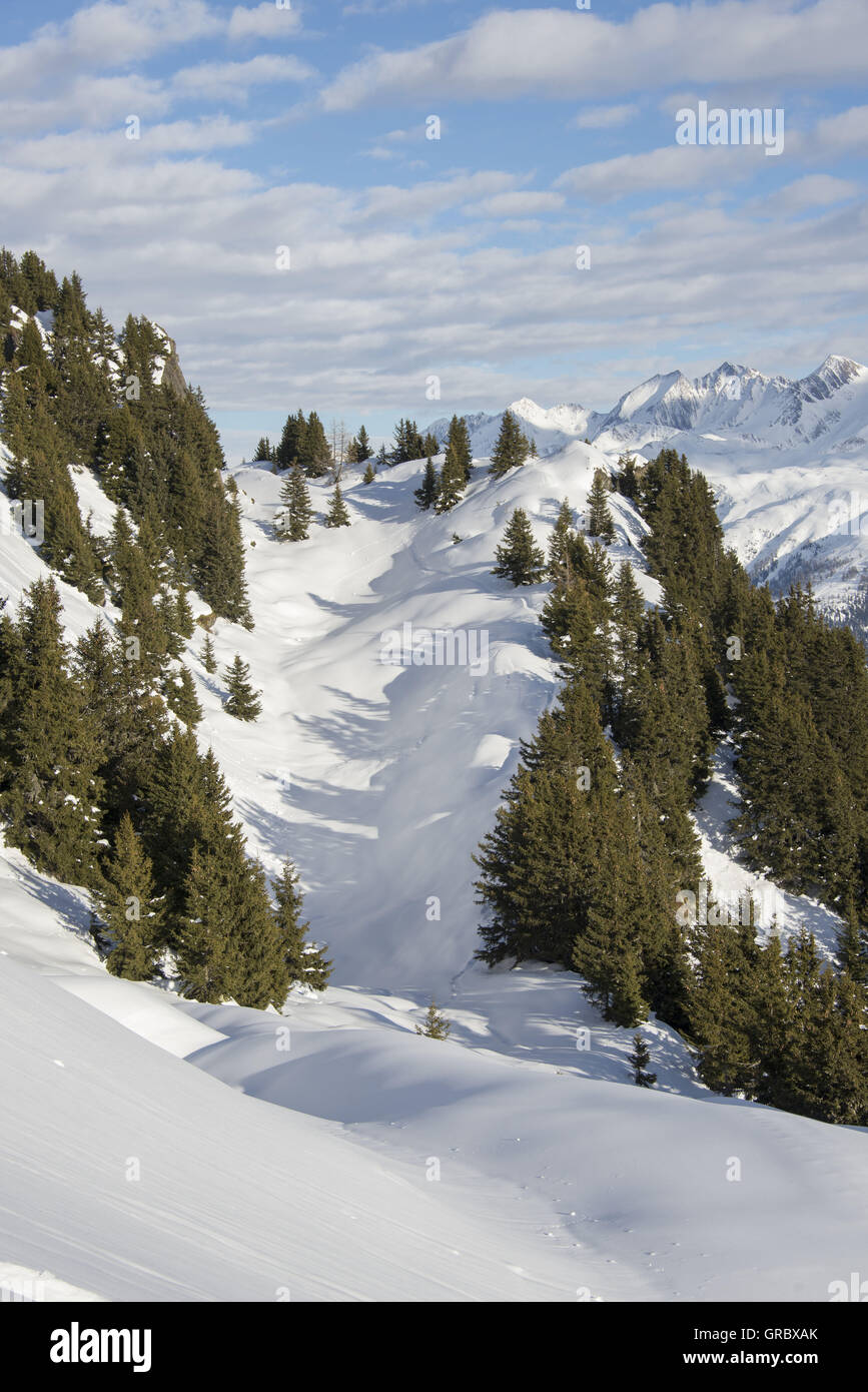 Le paysage dans le Valais Hiver, ciel bleu, les petits nuages blancs, montagnes neige dans le contexte Banque D'Images