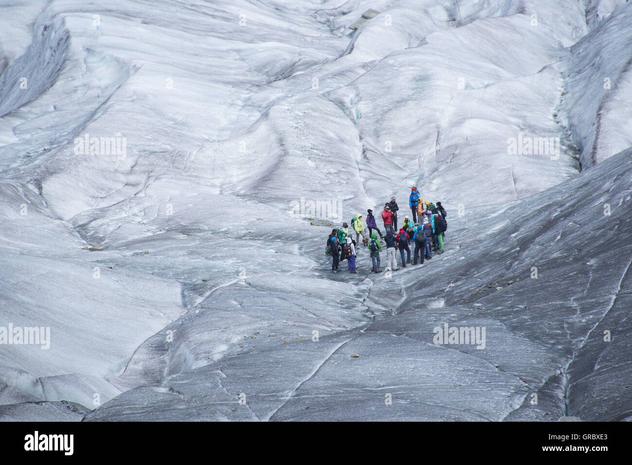 Un groupe de personnes est chargé sur le glacier d'Aletsch Banque D'Images