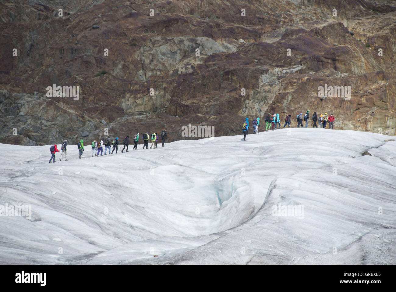 Un groupe de personnes marche sur le glacier d'Aletsch Banque D'Images