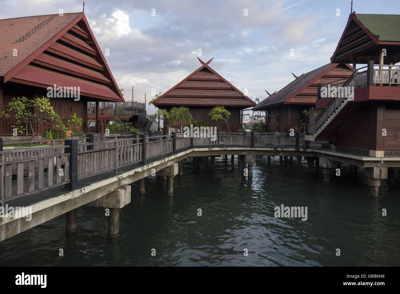Jetty conduisant à des maisons sur pilotis construits dans un style traditionnel. Makassar du sud de Sulawesi, Indonésie, Banque D'Images