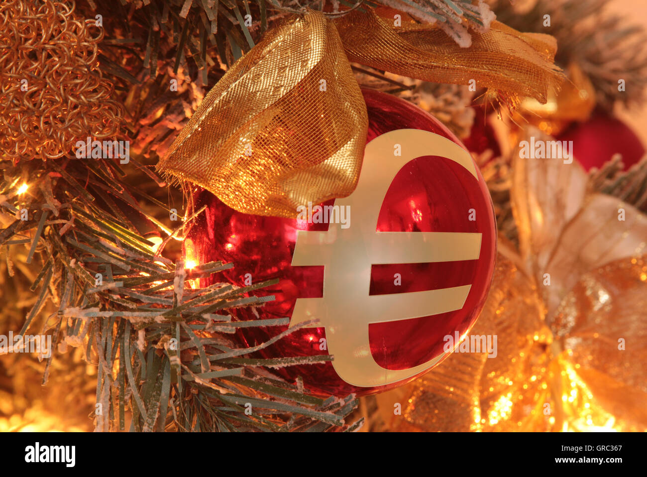 Symbole de l'euro sur l'ornement d'arbre de Noël Banque D'Images