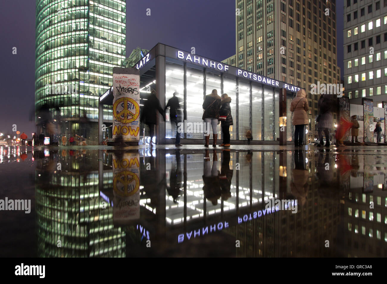 Gare la Potsdamer Platz Berlin en miroir dans une flaque d'eau au cours d'une douche à effet pluie Banque D'Images