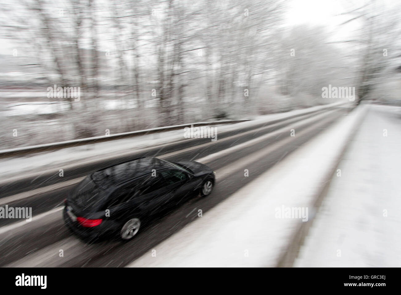 Vitesse excessive sur une route glacée Banque D'Images