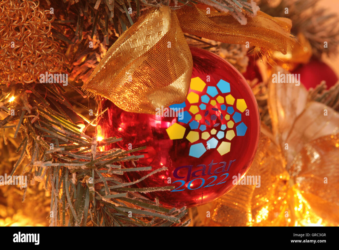 Symbole de la Coupe du Monde de Football 2022 au Qatar sur un arbre de noël ornement Banque D'Images