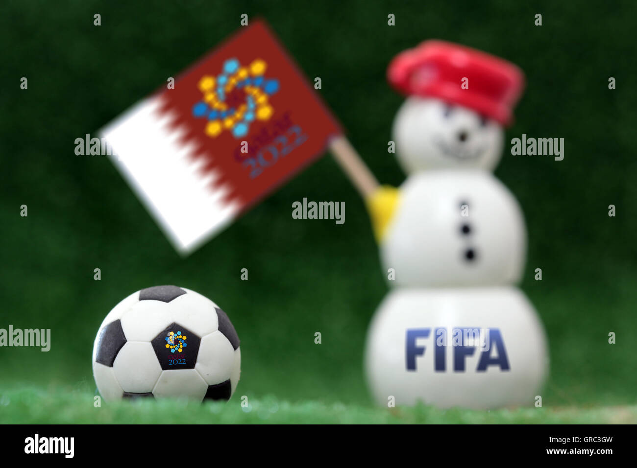 Symbole de la Coupe du Monde de Football 2022 au Qatar sur un bonhomme de neige Banque D'Images