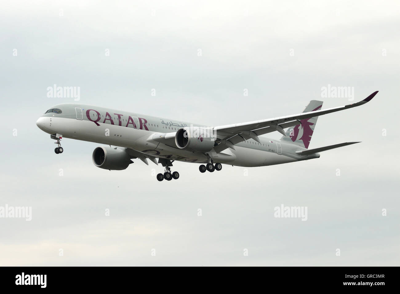 Airbus A350 de Qatar Airways à l'atterrissage à Frankfurt Rhein Main Airport Banque D'Images