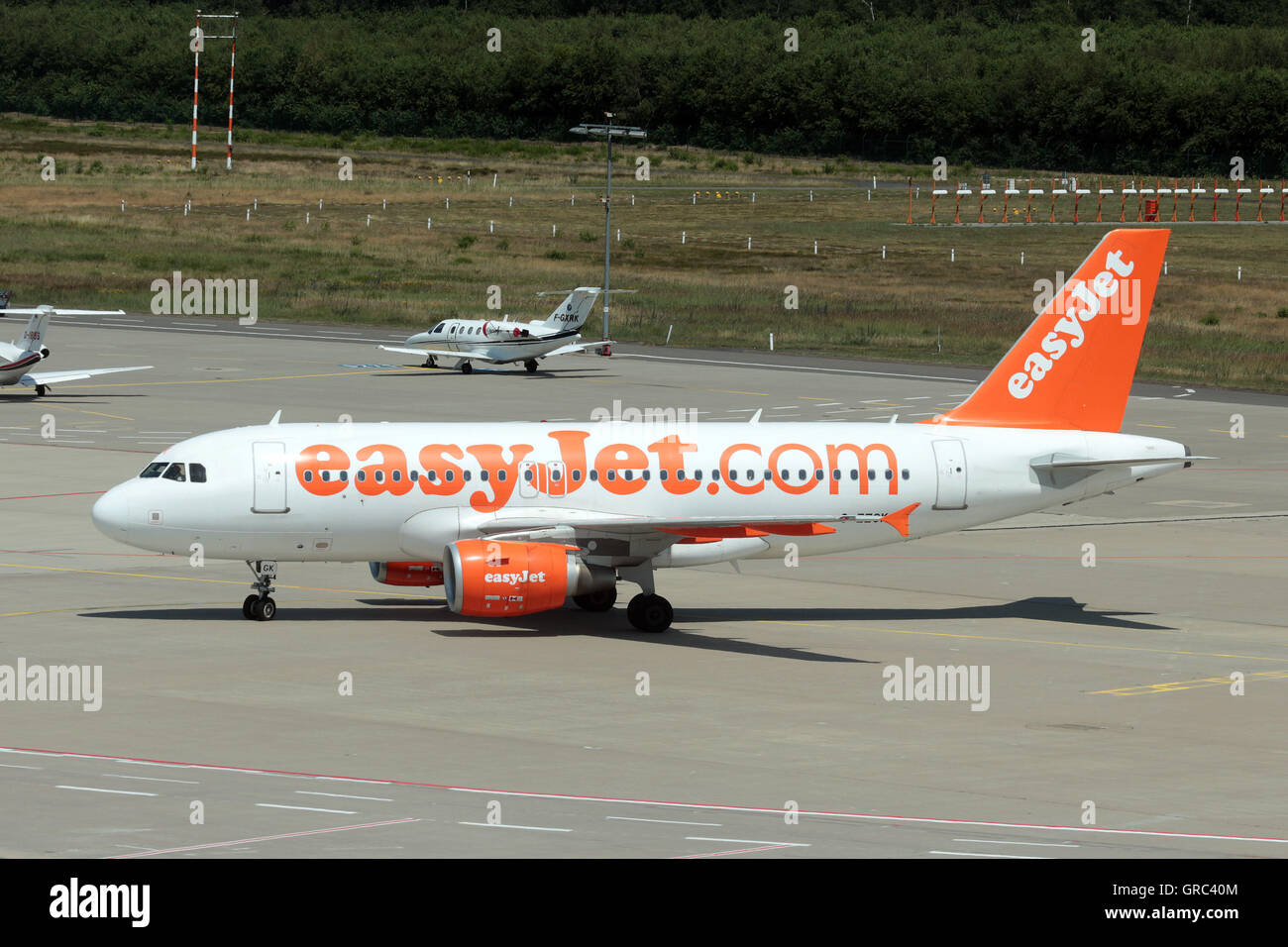 Airbus A319 d'Easyjet à l'enregistrement G-Ezgk Taxxing à la porte à l'aéroport de Cologne Banque D'Images