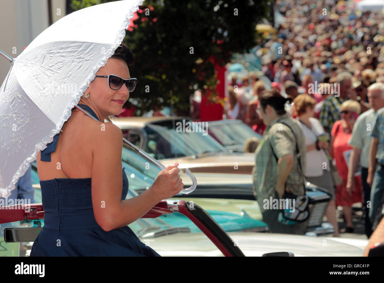 Festival golden oldies en Wettenberg femme en robe contemporaine pose Banque D'Images