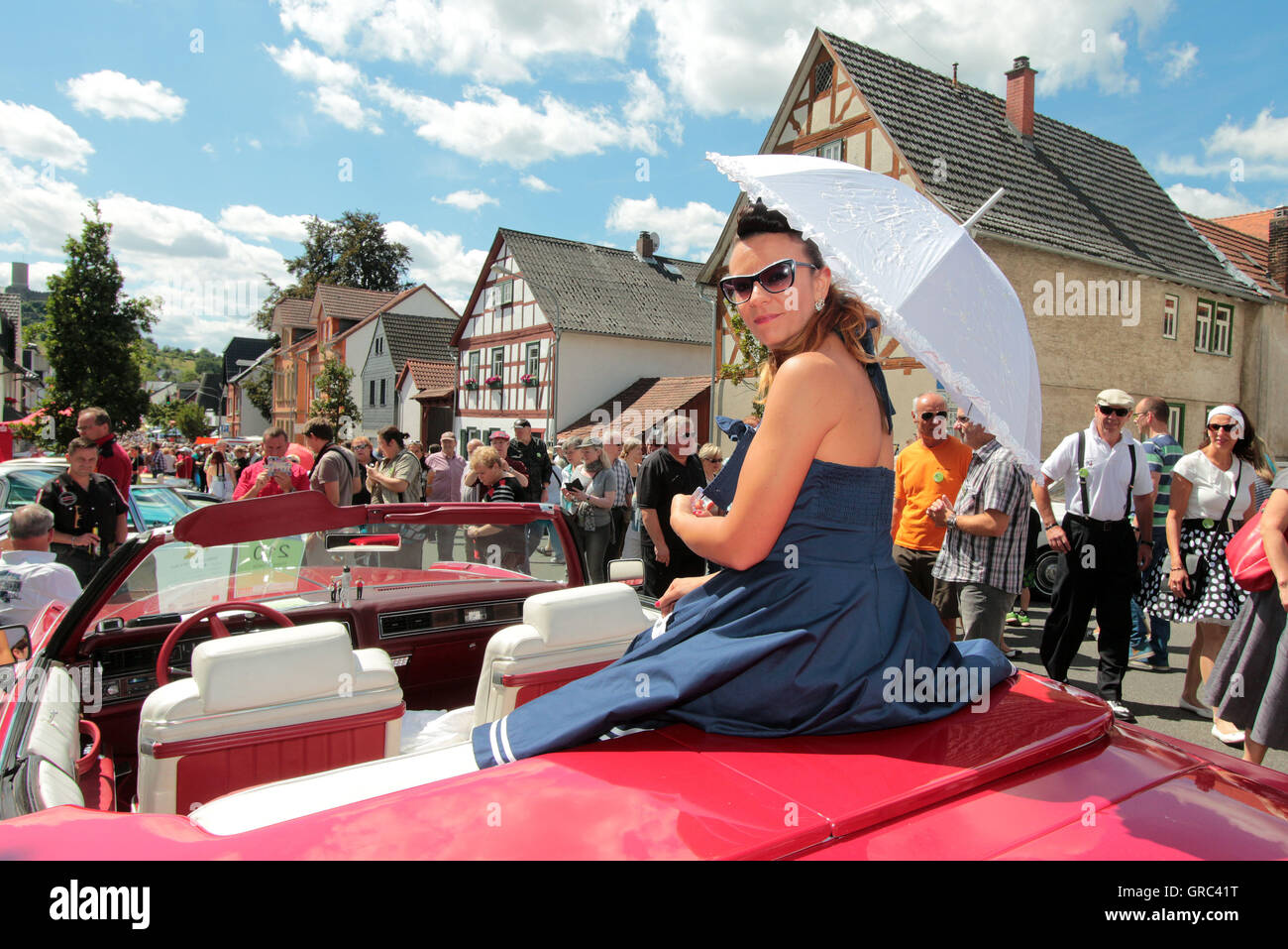 Festival golden oldies en Wettenberg femme en robe contemporaine pose Banque D'Images