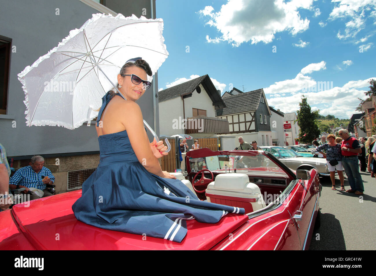 Festival golden oldies en Wettenberg femme en robe contemporaine pose Banque D'Images