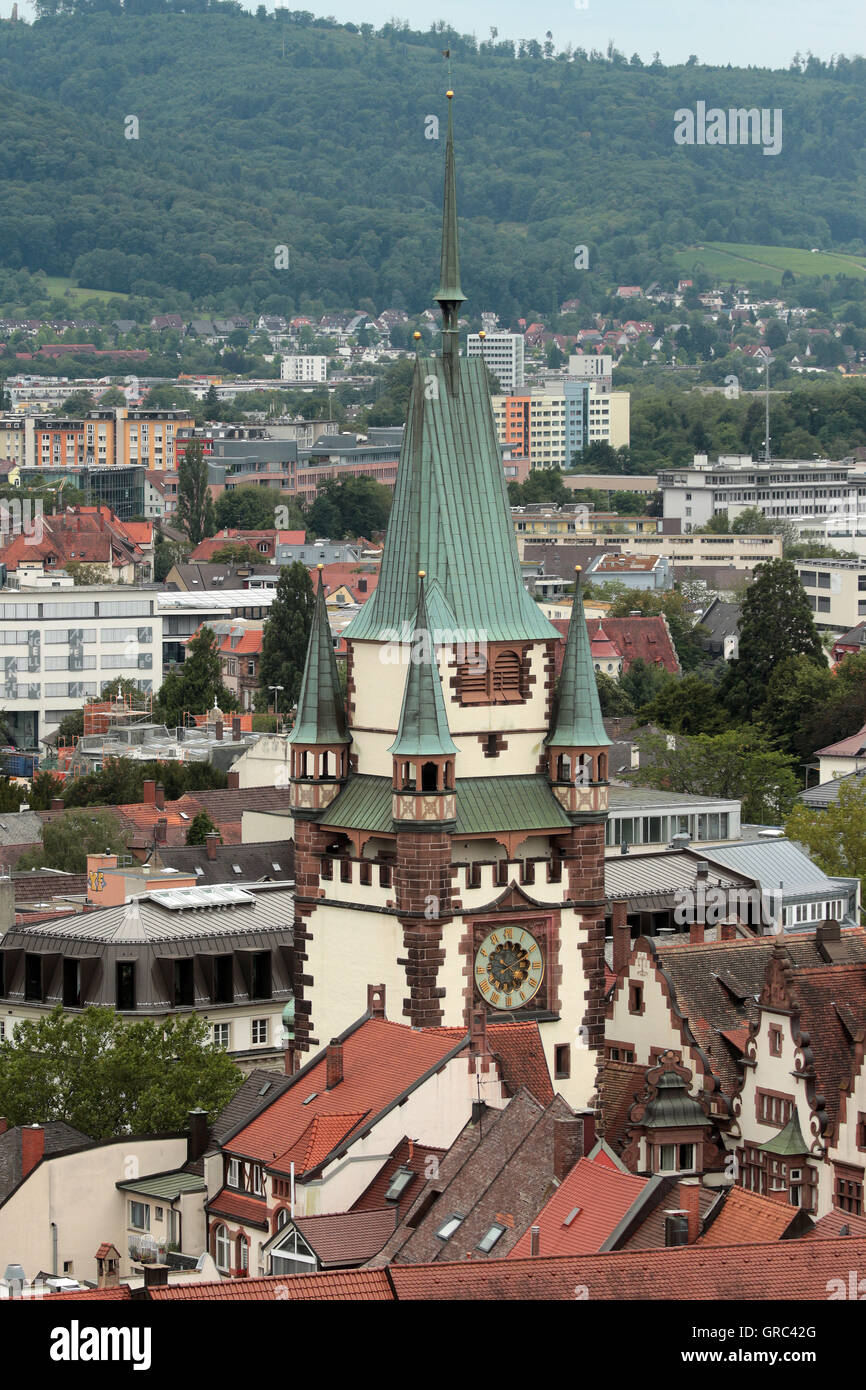 Meisterturm avec historique de la vieille ville de Freiburg Banque D'Images