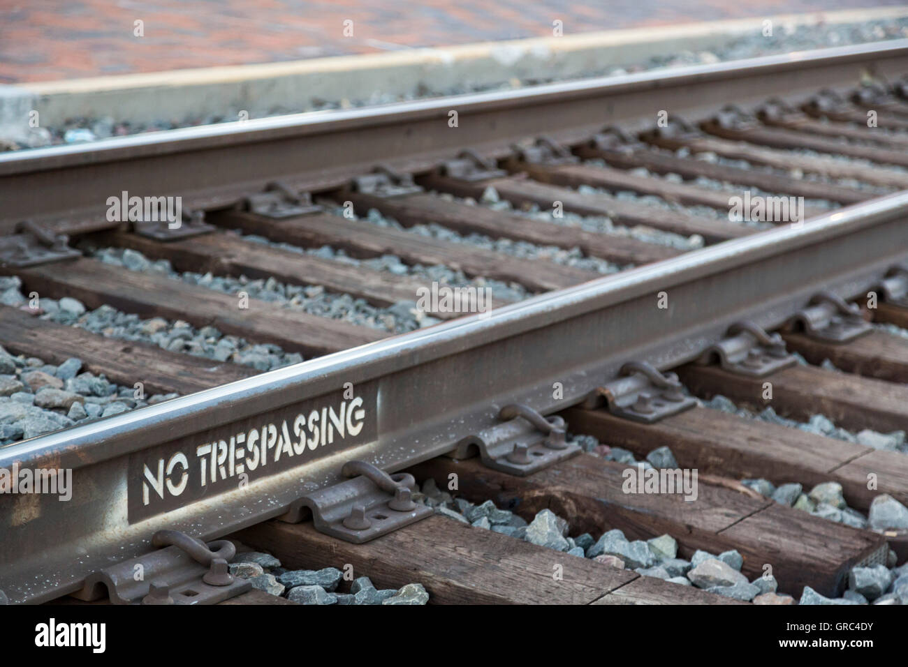 Flagstaff, Arizona - un pochoir 'Entrée interdite' signe sur les voies de chemin de fer BNSF occupé au centre-ville de Flagstaff. Banque D'Images