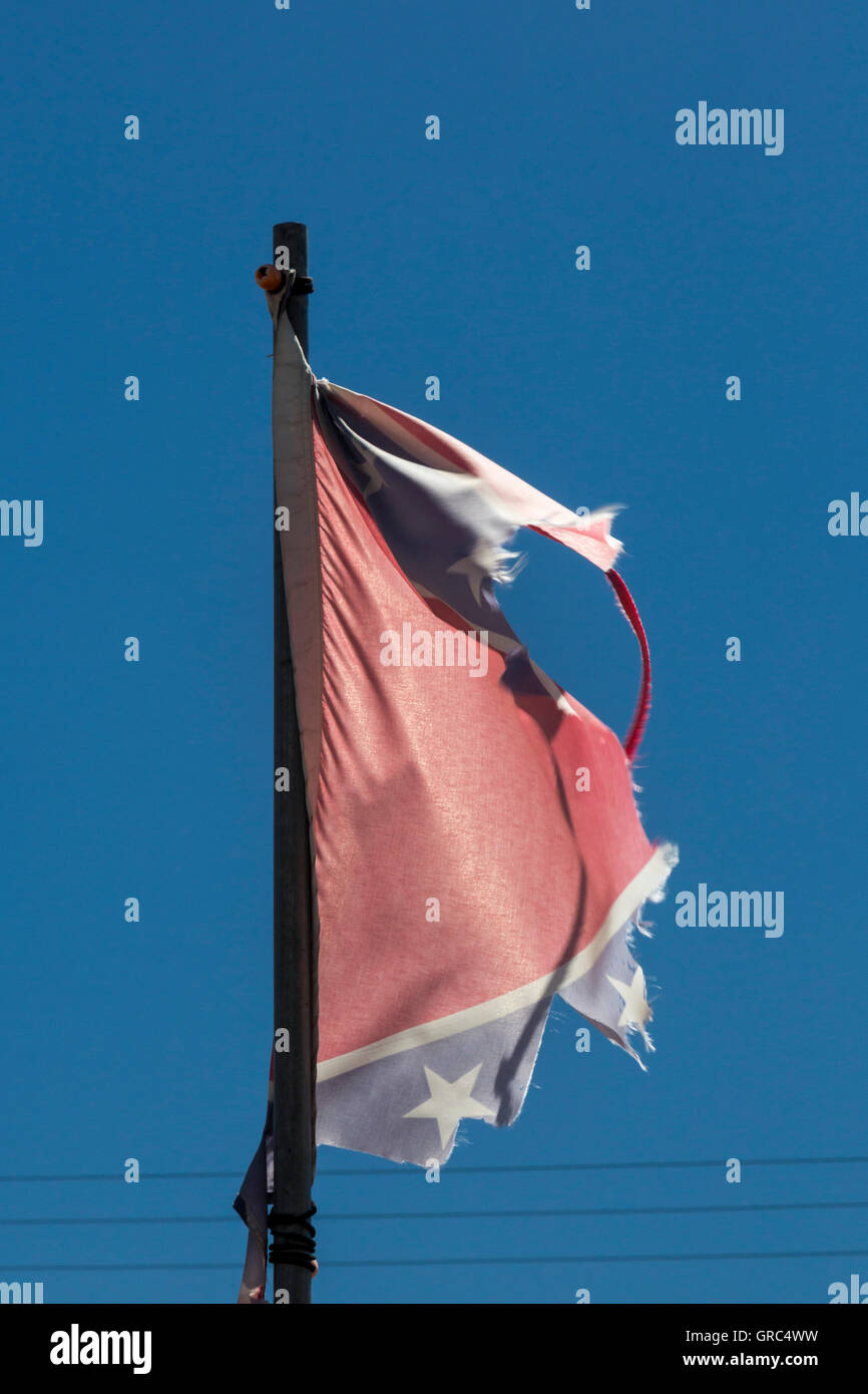 Seligman, Arizona - Les restes d'un lambeaux bataille confédéré Drapeau. Banque D'Images