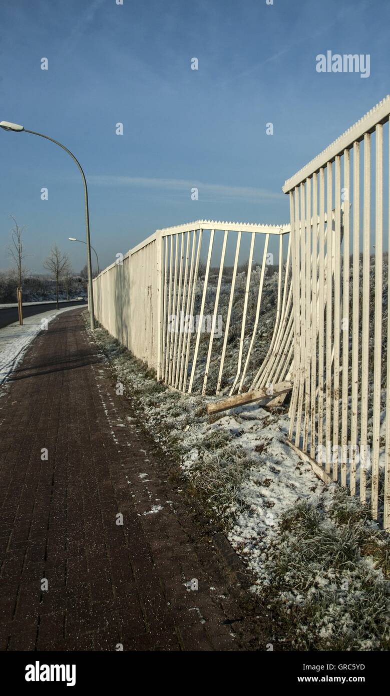 Accidents, route, d'une clôture Banque D'Images