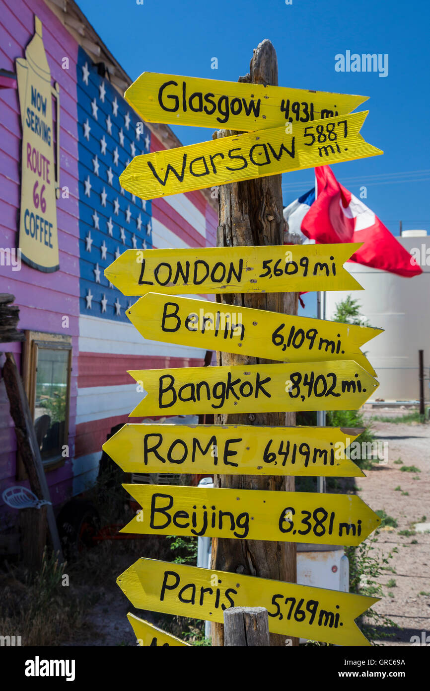 Seligman, Arizona - boutiques de souvenirs et des attractions touristiques de la route US 66, ainsi que des indications pointant vers des villes. Banque D'Images