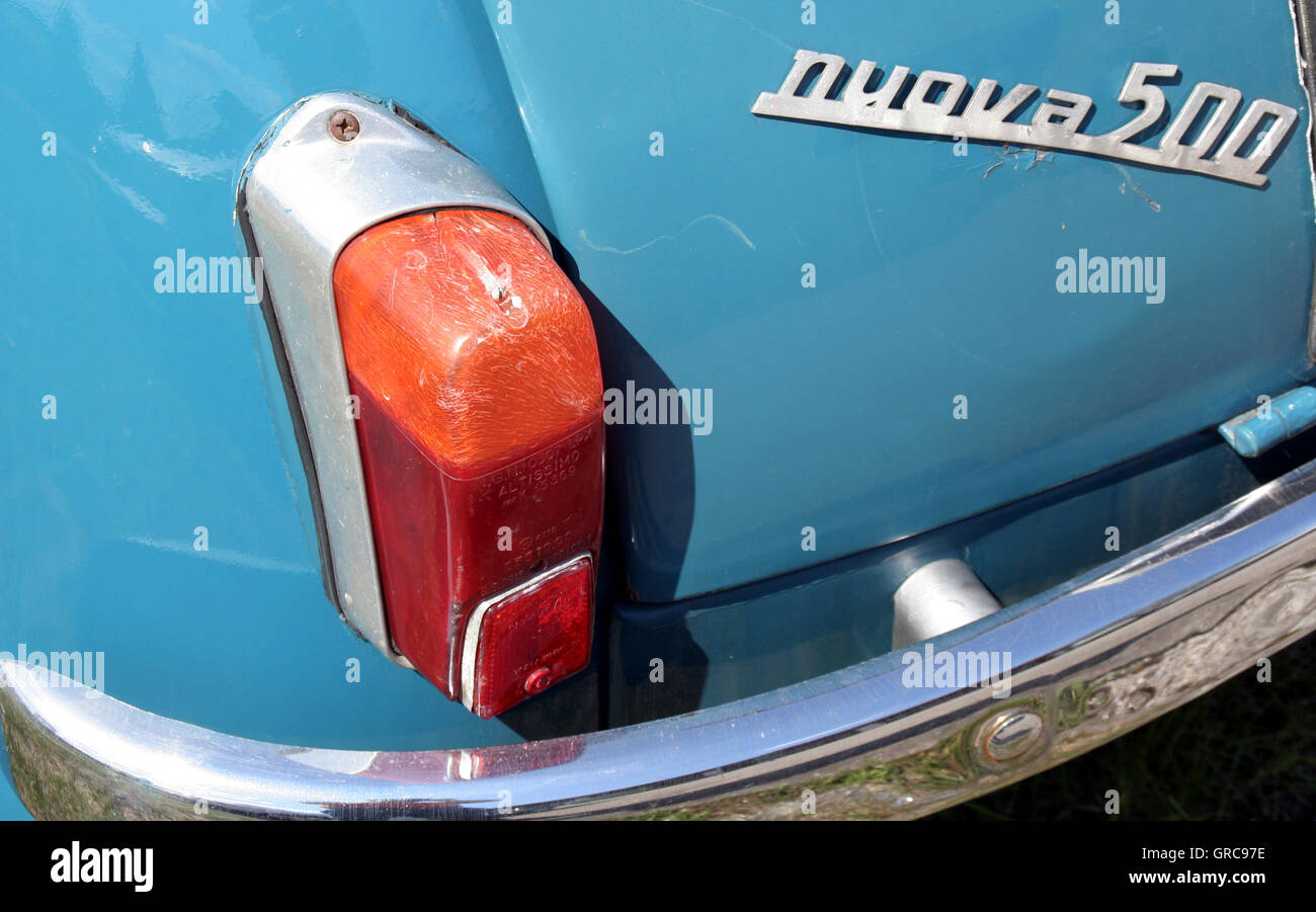 Lumière arrière d'une Fiat Nuova 500 Banque D'Images