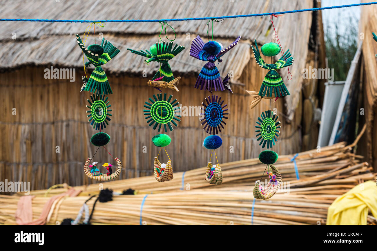 Souvenir de reed sur les îles flottantes du lac Titicaca, le Pérou, Amérique du Sud Banque D'Images