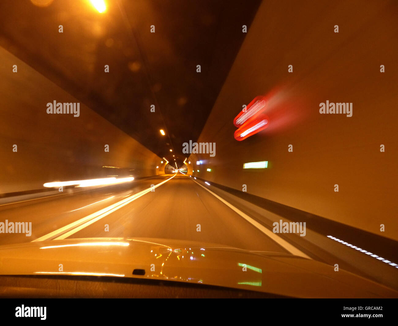 La conduite dans un tunnel Banque D'Images