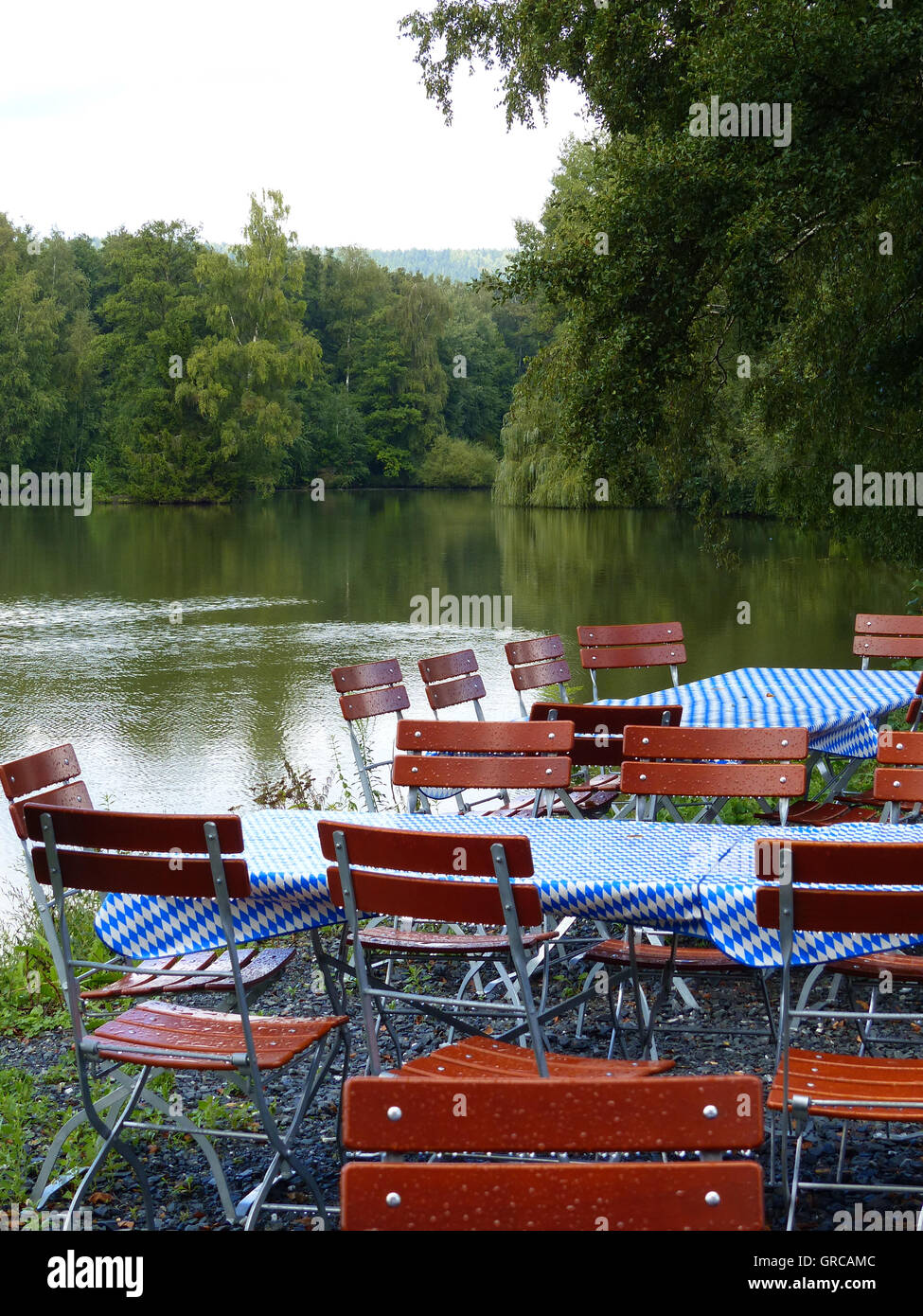 Café en plein air au bord du lac dans le mauvais temps Banque D'Images