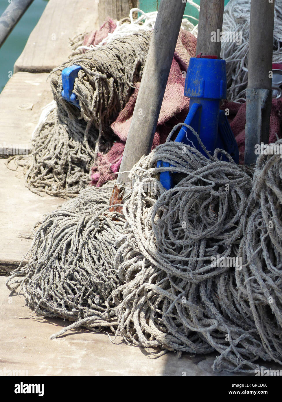 Filets, cordes, câbles sur un bateau Banque D'Images