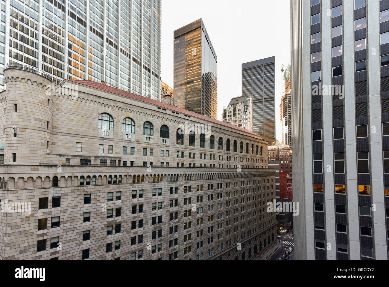 Vue de la Réserve fédérale et gratte-ciel du centre de Manhattan. Banque D'Images