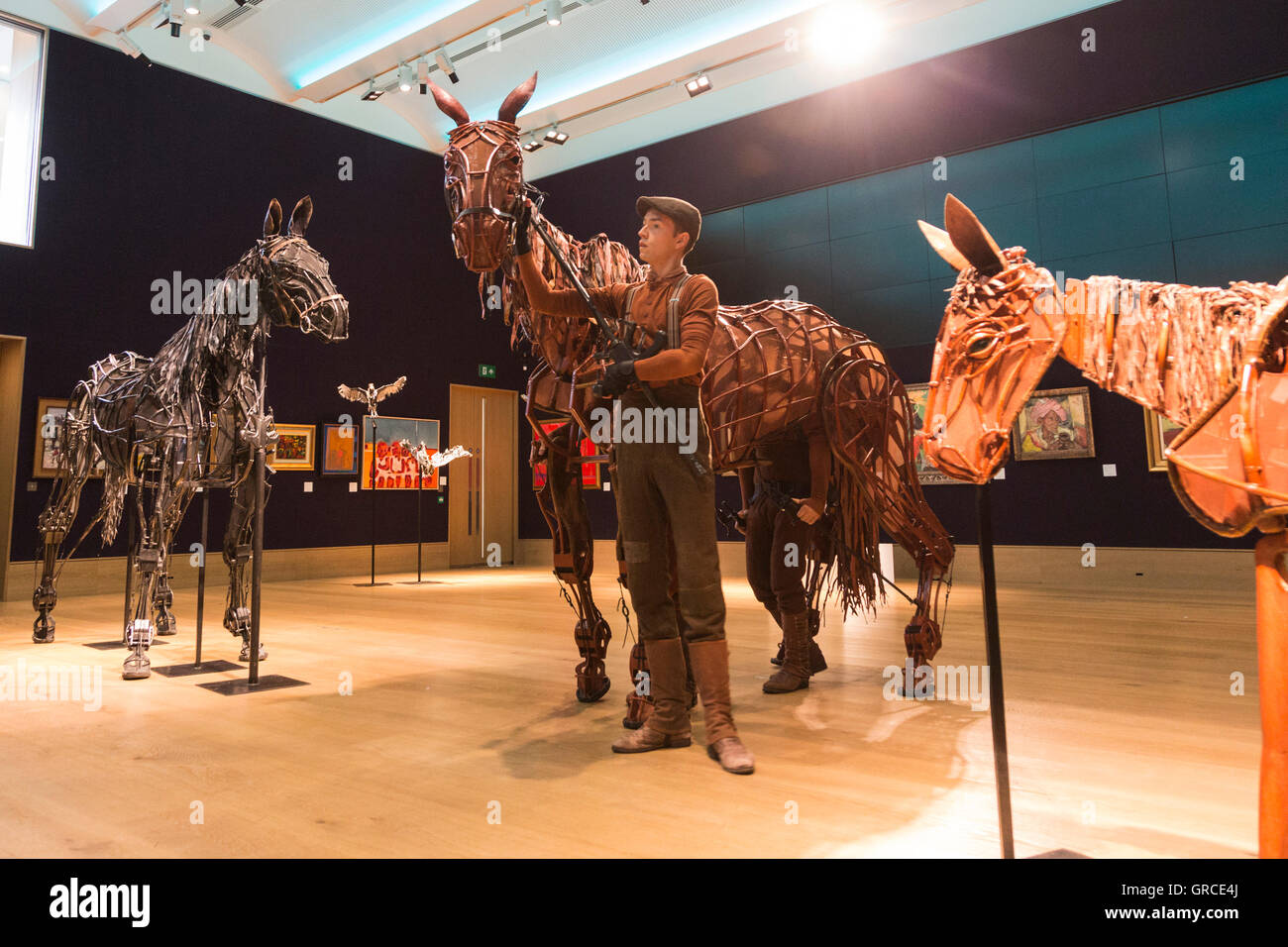Londres, Royaume-Uni. 6 septembre 2016. Photocall à Bonhams avec Joey (photo) et le Cheval de Guerre de marionnettes. Elles sont mises aux enchères à un événement de bienfaisance le 13 septembre au nom de la fiducie de Handspring. Il y a sept séries de Cheval de Guerre des marionnettes et ce sont les seul à être mis aux enchères. De l'autre définit deux sont dans les musées, deux appartiennent à des collections privées, l'une a été démantelé et l'un pour les productions. Le Théâtre National commence une tournée britannique de Cheval de guerre le 15 septembre 2017 visiter Canterbury, Bristol, Liverpool, Oxford, Brighton, Bradford et Nottingham. W Banque D'Images