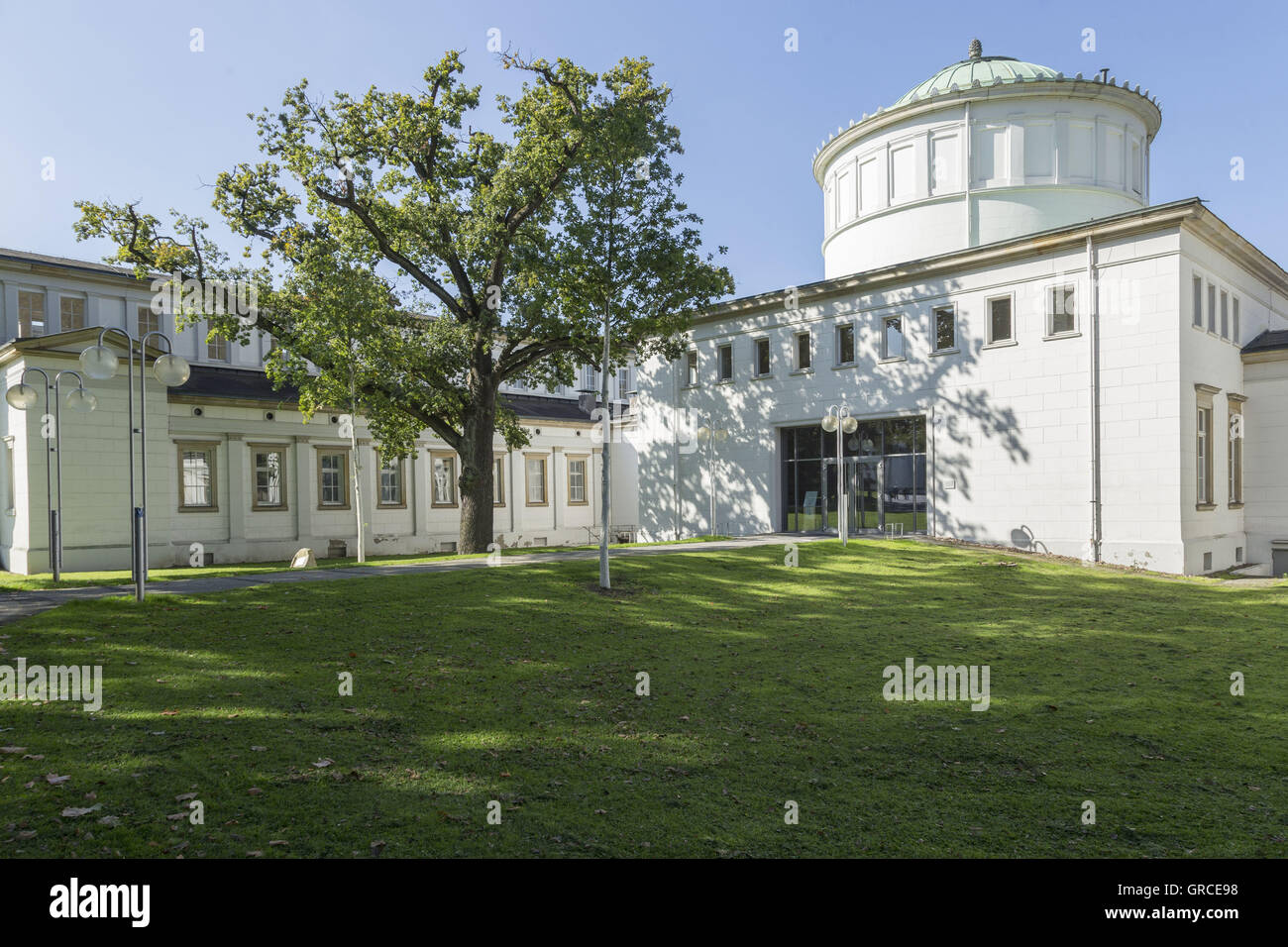 Vue de côté de l'édifice du théâtre dans le parc thermal de Bad Oeynhausen Banque D'Images