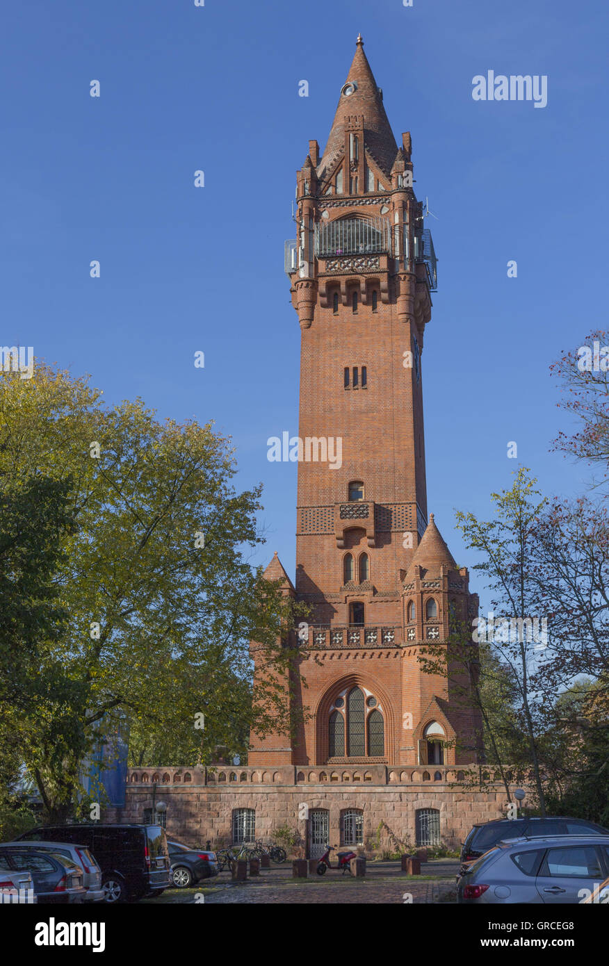 Tour de Grunewald dans Le Soleil d'automne avec une place de parking à l'avant Banque D'Images