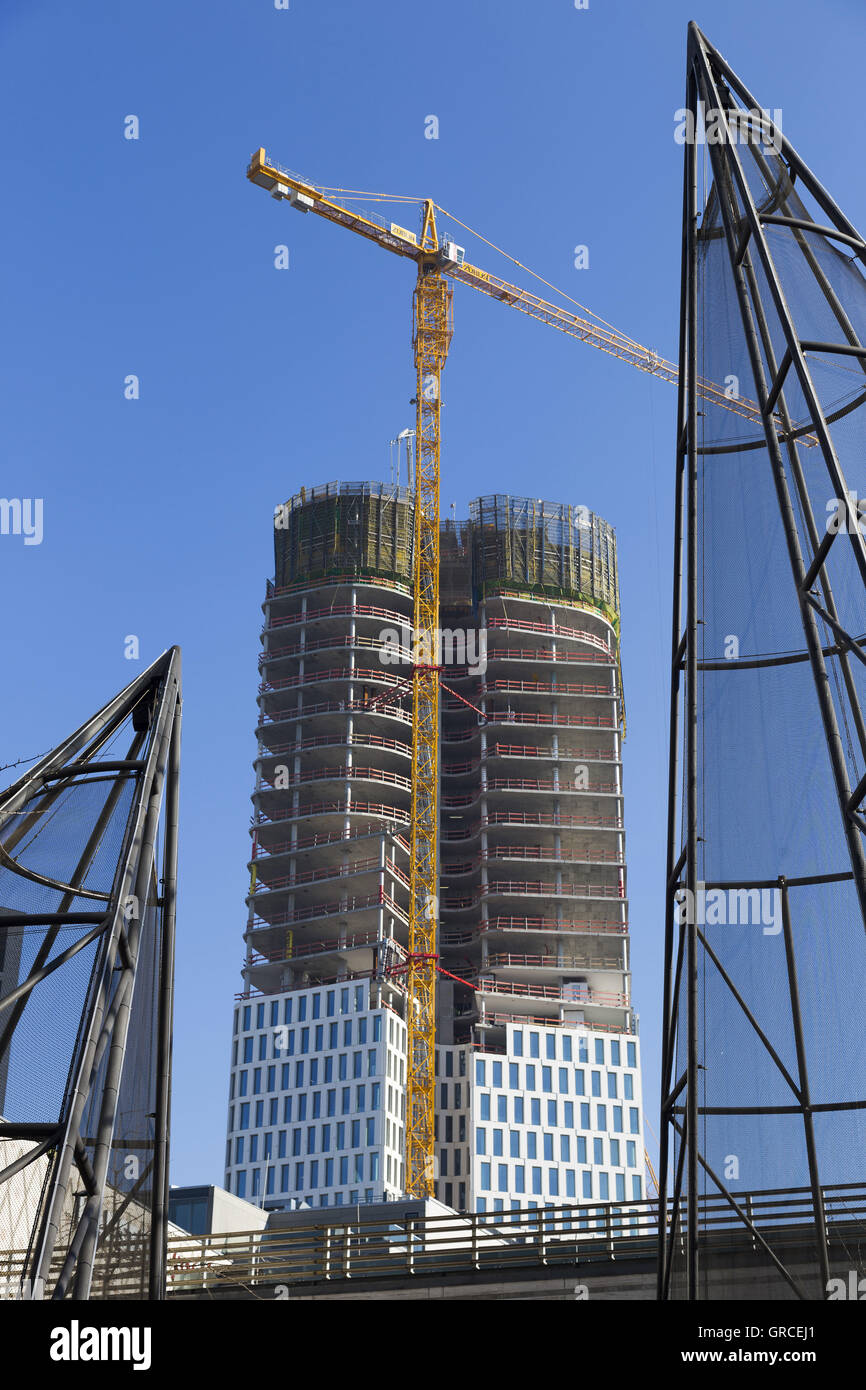Gratte-ciel en construction avec grue élevée et de la construction métallique à l'avant-plan Banque D'Images