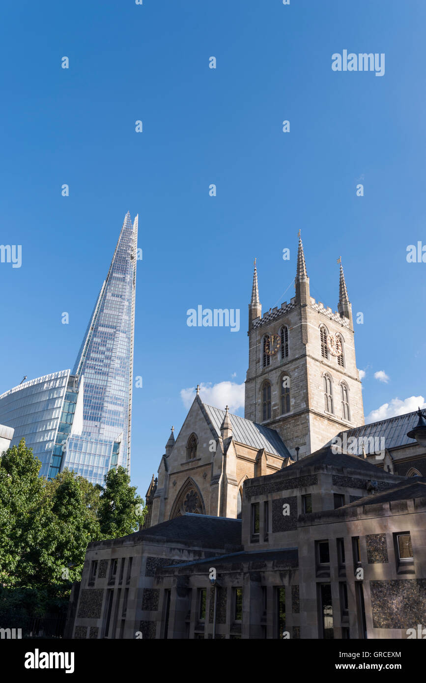 Le Shard tower et cathédrale de Southwark, Londres, UK Banque D'Images