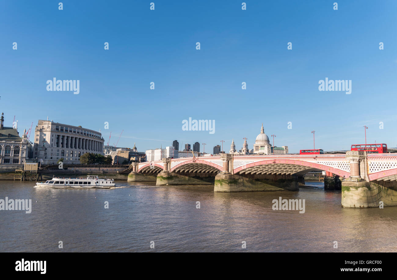 Blackfriars Bridge et de la Tamise, Londres, UK Banque D'Images