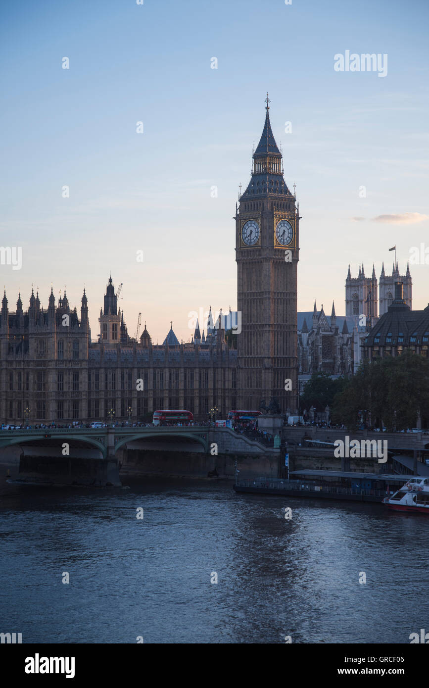 Vue depuis la grande roue London Eye donnant sur la rivière Thames et Maisons du Parlement, Londres, Angleterre. Banque D'Images