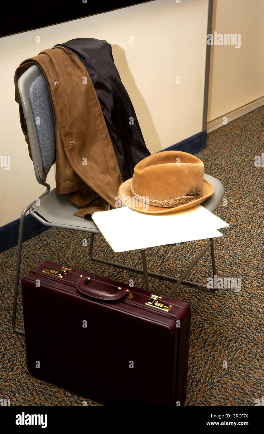 Personne âgée, la valise et les vêtements Banque D'Images