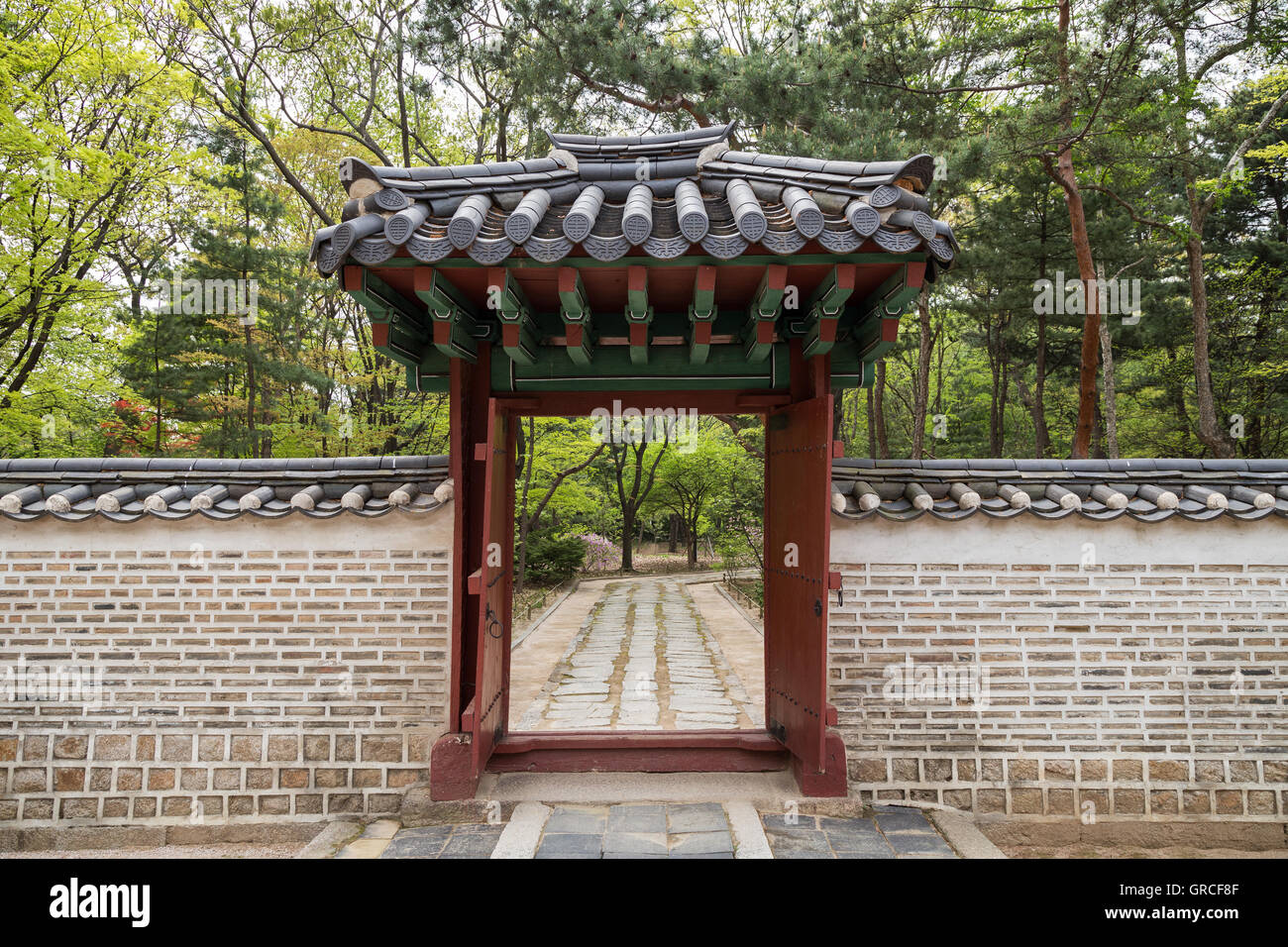 Mur et ouvrir la porte au Sanctuaire de Jongmyo, à Séoul, Corée du Sud, du point de vue de l'avant. Banque D'Images Mur et ouvrir la porte au Sanctuaire de Jongmyo, à Séoul, Corée du Sud, du point de vue de l'avant. Banque D'Images