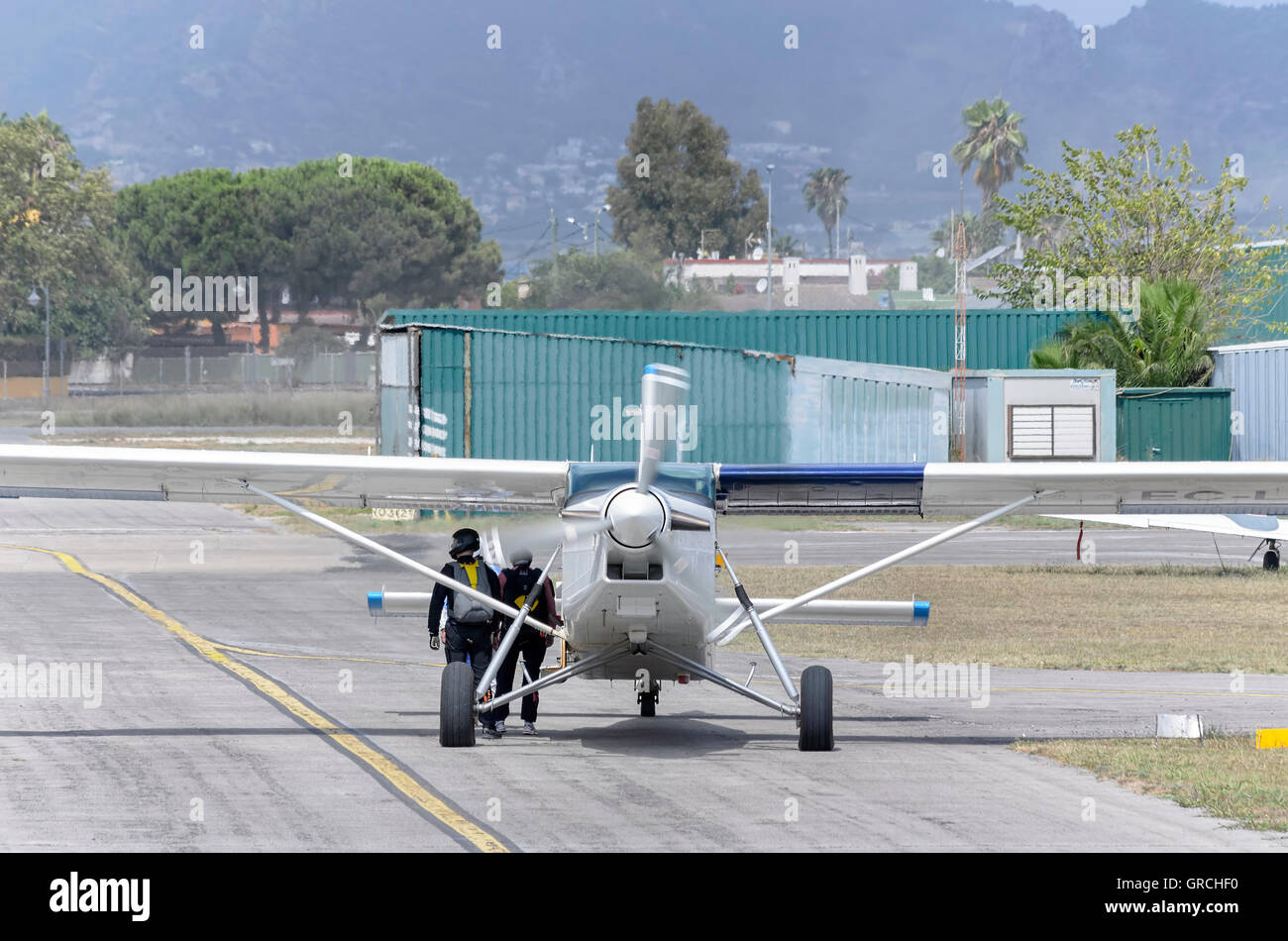 Light Aircraft Pilatus PC-6/B2-H4 Turbo Porter, ramasser des parachutistes, dans la région de Castellon de la Plana's aviation. L'heure d'été Banque D'Images