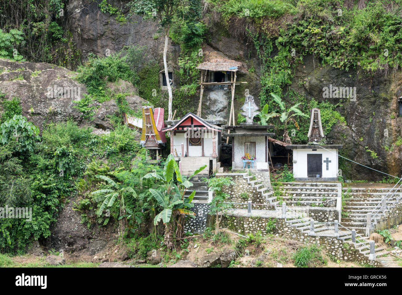 Les lieux de sépulture creusée dans les falaises rocheuses, Tanah Toraja, au sud de Sulawesi, Indonésie Banque D'Images
