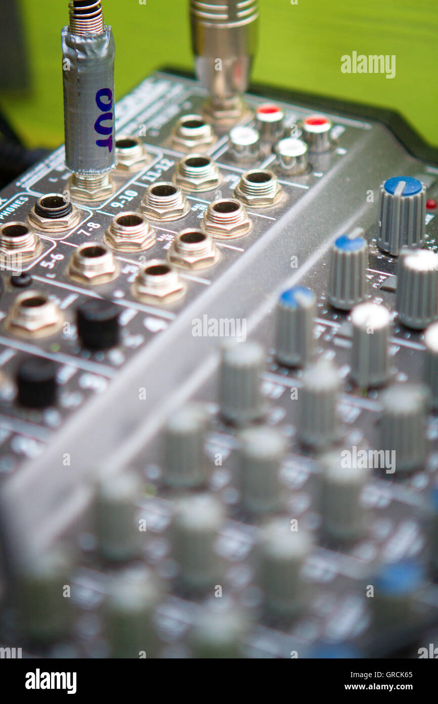 Soundmixer avec commandes et connecteurs Banque D'Images