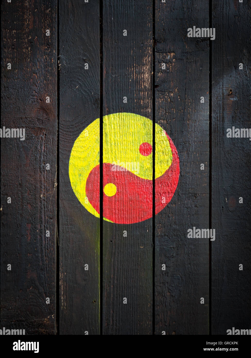 Yin et Yang, signe sur mur en bois Banque D'Images